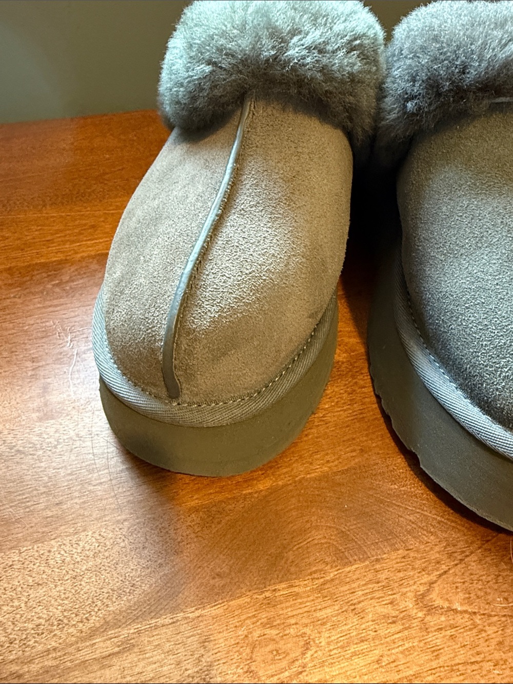 UGG Women’s Gray Plush Shearling Slipper Clog - Picture 7 of 7